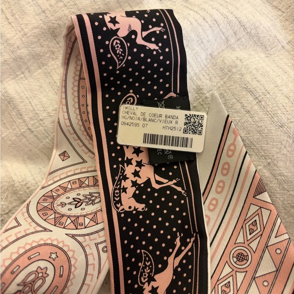 NWT Hermes Cheval de Coeur Bandana Twilly Elegant Paisley Silk Scarf - Picture 5 of 6